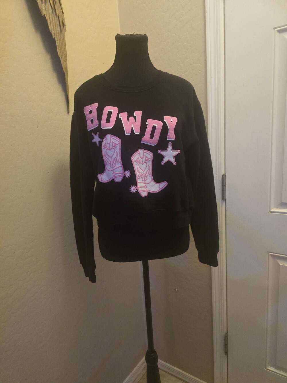 Relaxx Black Sweatshirt with Howdy Cowboy Boots and Stars Graphic Size M